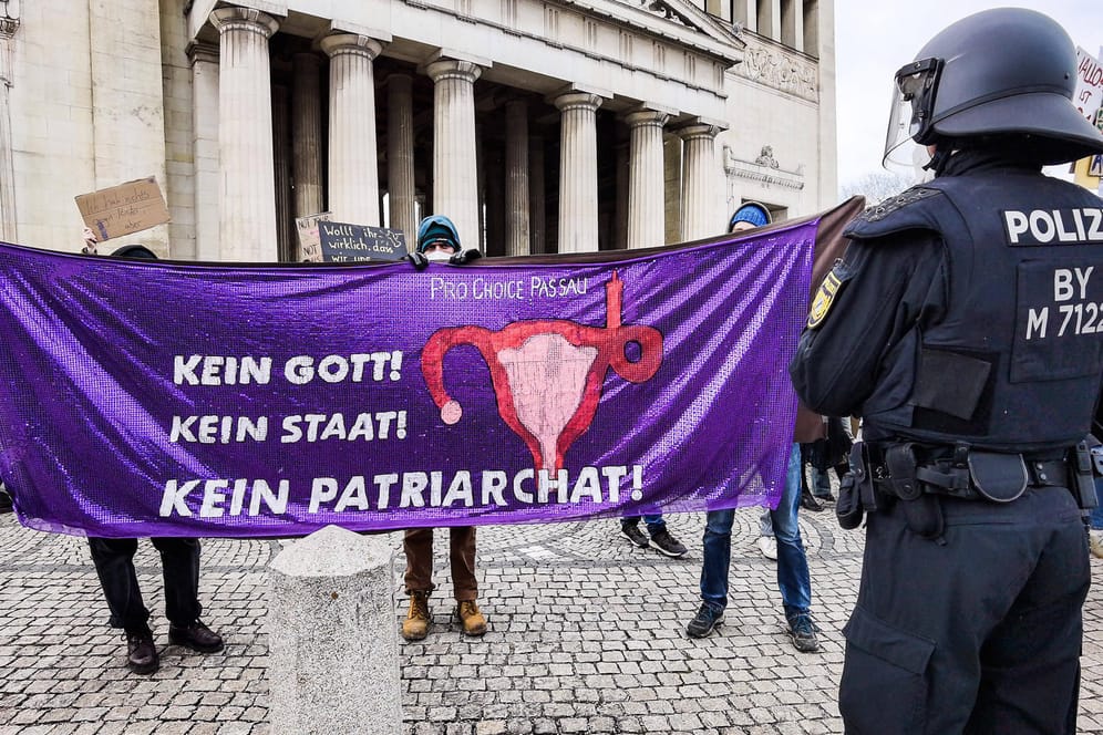 Proteste in München: Zahlreiche Menschen hatten in mehreren deutschen Städten für die Abschaffung des Paragrafen demonstriert.