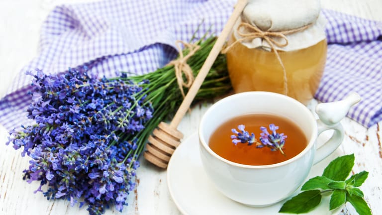 Lavendel-Tee mit Honig: Als Tee beruhigt und entspannt Lavendel von innen.