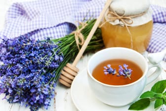 Lavendel-Tee mit Honig: Als Tee beruhigt und entspannt Lavendel von innen.