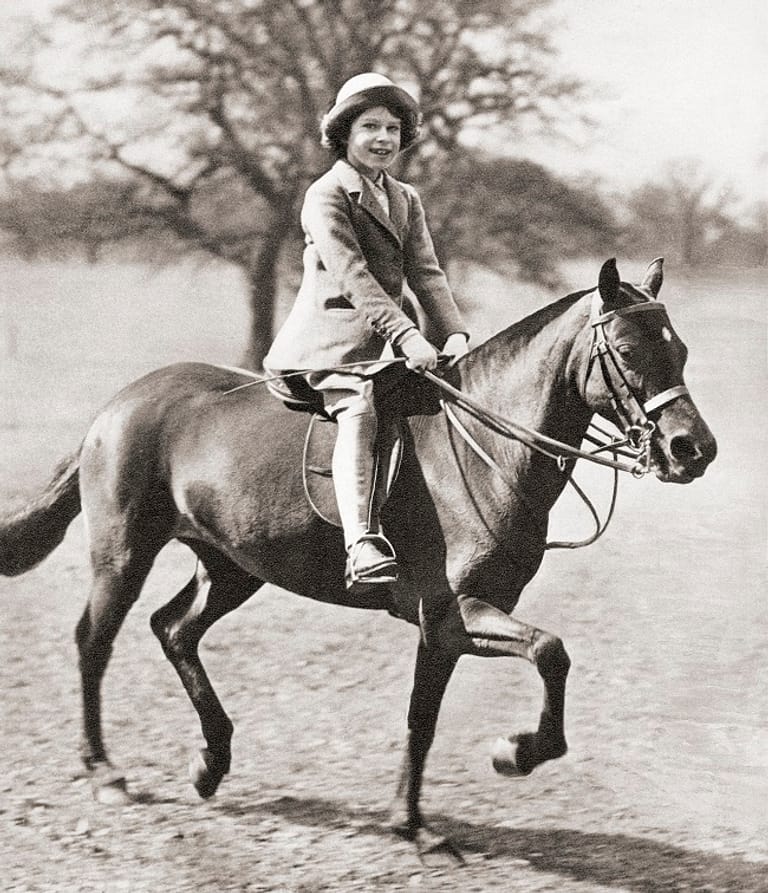 Prinzessin Elizabeth als junges Mädchen auf dem Rücken eines Pferdes