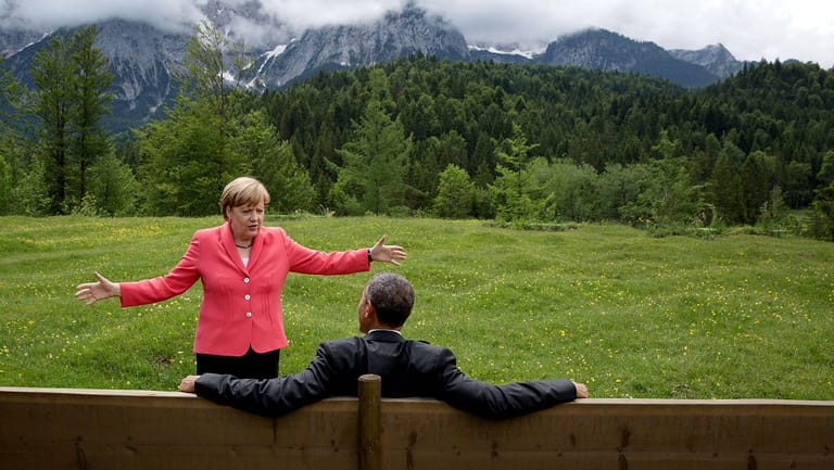 Ein Foto wie ein Gemälde: Barack Obama und Angela Merkel 2015 vor der Bergkulisse beim G7-Gipfel in Elmau.
