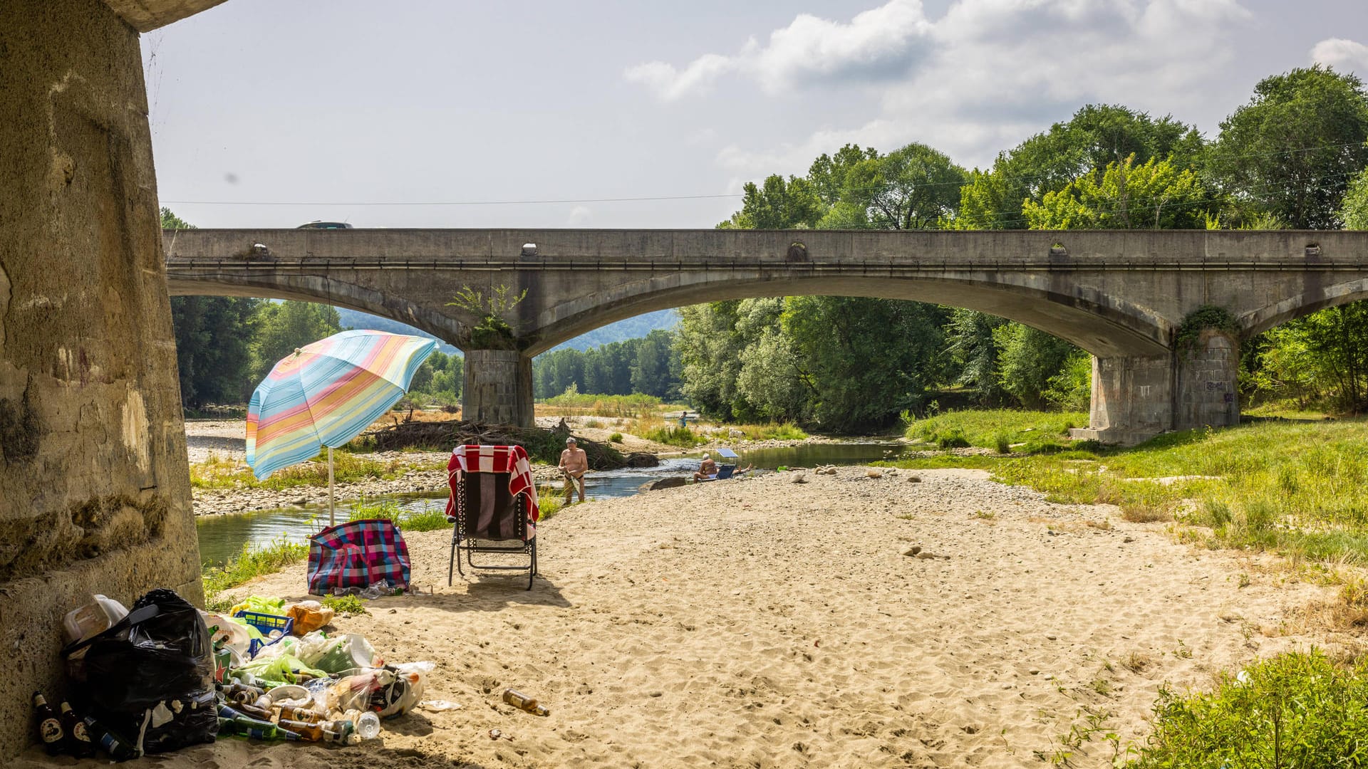 Sonnen im Flussbett: Der Fluss Orco mündet in den Po und ist ebenfalls von einer extremen Reduktion der Wassermengen betroffen.