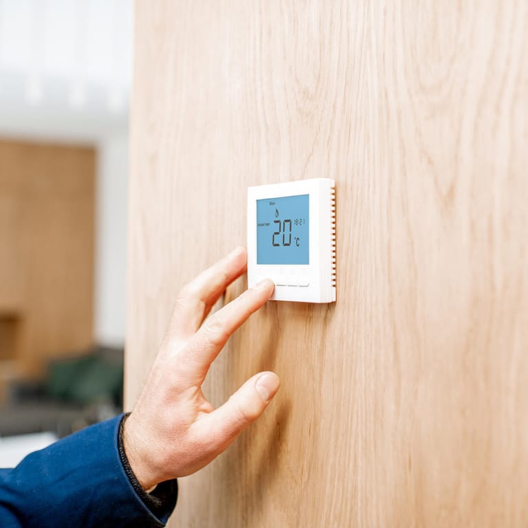 Raumtemperatur: Auch wenn es viele gerne wohlig warm Zuhause haben, ist es gesünder das Thermostat kühler zu stellen.