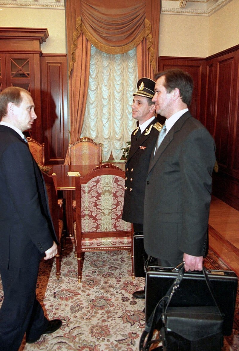Vadim Zimin (r.) bei der Überreichung des Atomkoffers an Waldimir Putin (l.) 1999: Zimin soll zuletzt wegen Korruptionsvorwürfen unter Hausarrest gestanden haben.