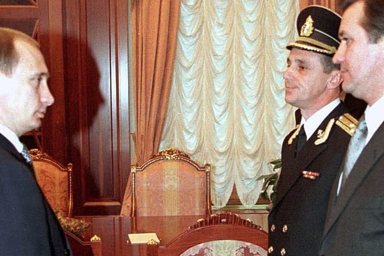 Vadim Zimin (r.) bei der Überreichung des Atomkoffers an Waldimir Putin (l.) 1999: Zimin soll zuletzt wegen Korruptionsvorwürfen unter Hausarrest gestanden haben.