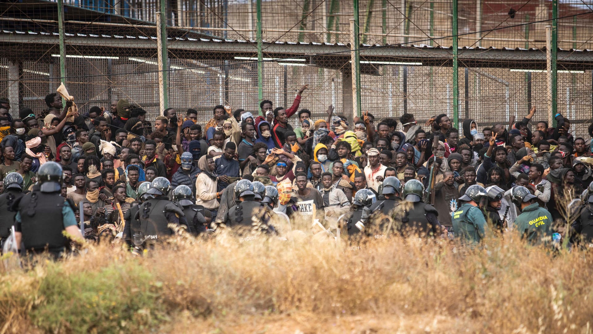 Dutzende Menschen in der spanischen Nordafrika-Exklave Melilla: Sie hoffen auf ein besseres Leben in Europa.