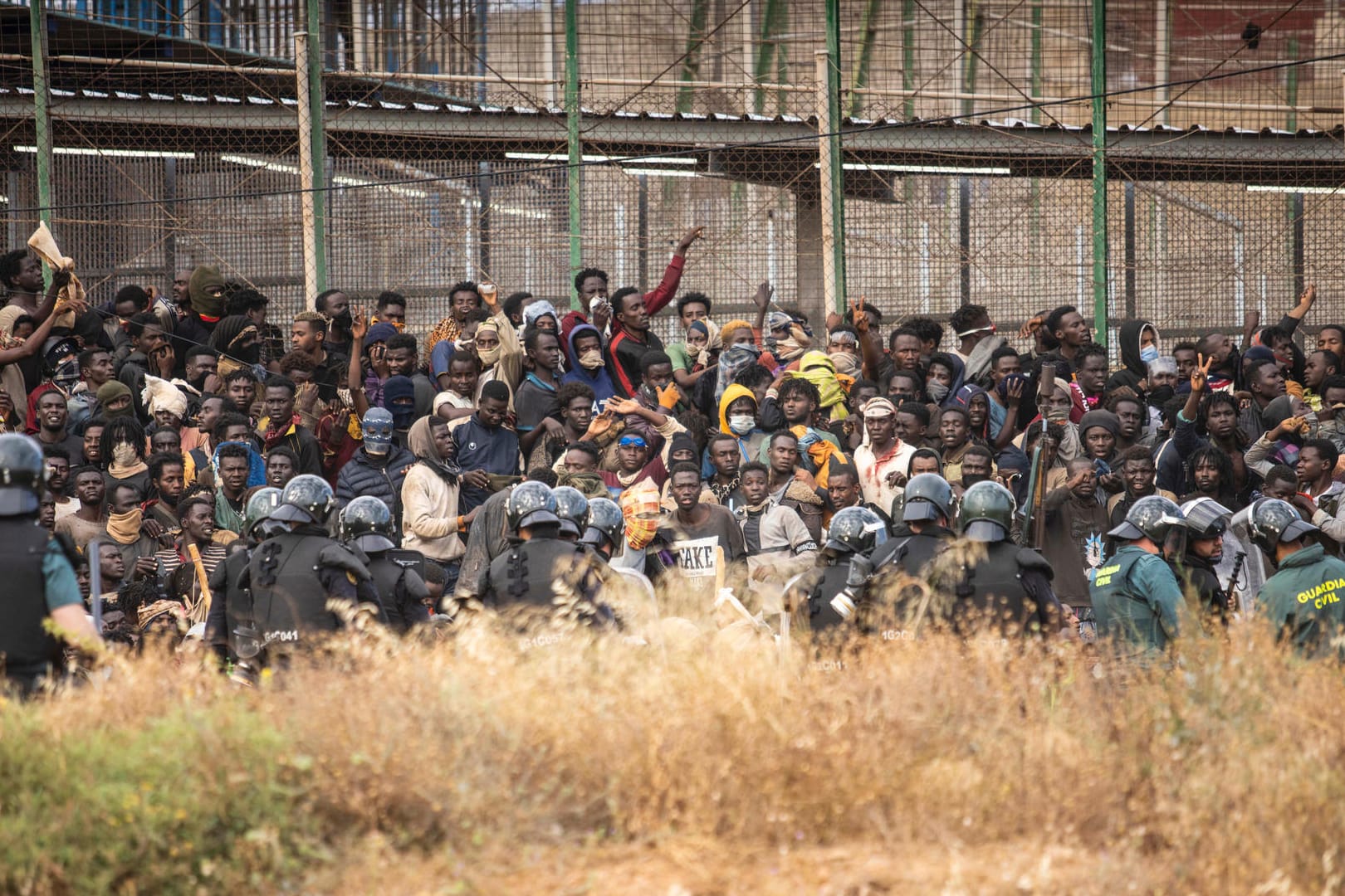 Dutzende Menschen in der spanischen Nordafrika-Exklave Melilla: Sie hoffen auf ein besseres Leben in Europa.