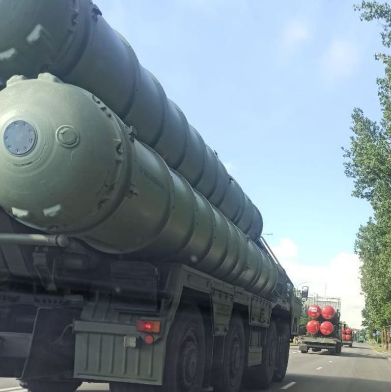 Dieses auf Twitter geteilte Foto soll russische Luftabwehrsysteme vom Typ S-400 in Belarus zeigen: "Kann weiter in Richtung Donezk oder Cherson verlegt werden".