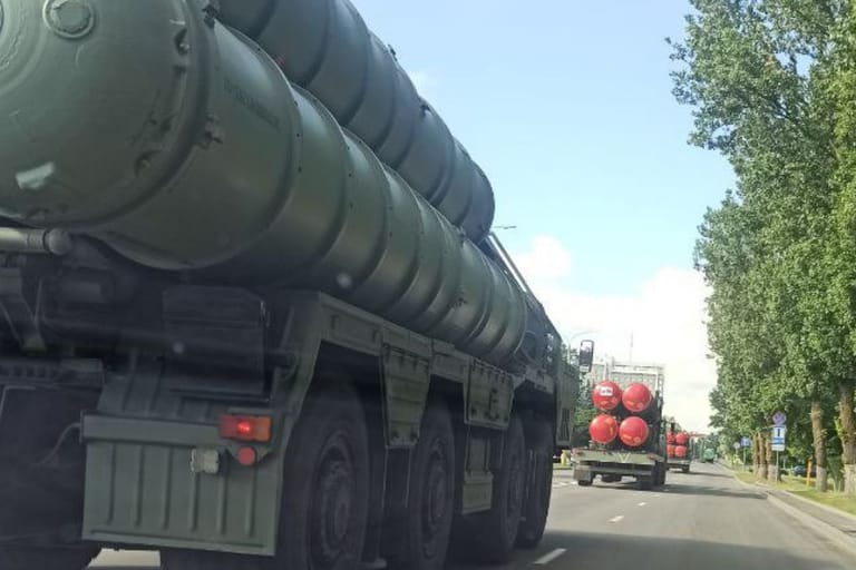 Dieses auf Twitter geteilte Foto soll russische Luftabwehrsysteme vom Typ S-400 in Belarus zeigen: "Kann weiter in Richtung Donezk oder Cherson verlegt werden".