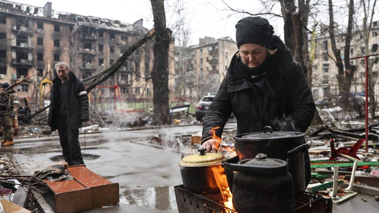 Zivilisten in Mariupol kochen draußen: Der Krieg verschärft die Hungersnot.
