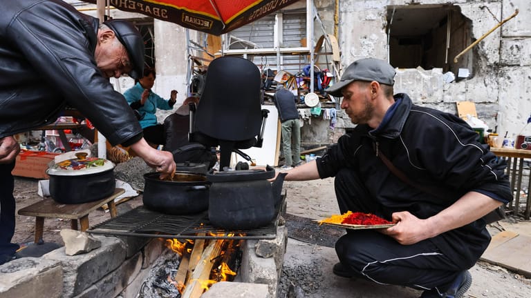 Männer in Donezk kochen: Die Ukrainer fürchten eine Hungersnot wie in den 1930er-Jahren.