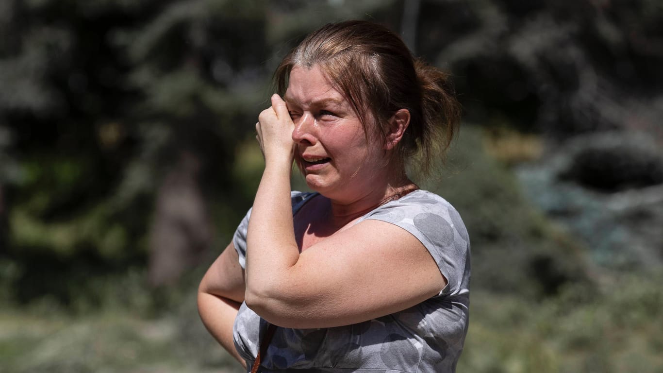 Eine Ukrainerin in Charkiw weint nach der Bombardierung durch russische Artillerie: "Einen Rest Menschlichkeit sollten wir uns bewahren."