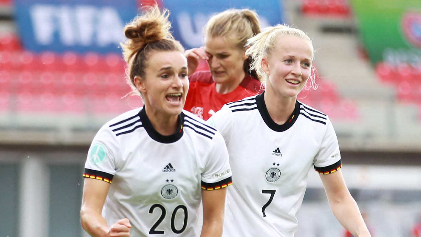 Jubel bei Lina Magull (l.): Die DFB-Frauen haben am Freitag den letzten Test vor der EM absolviert.