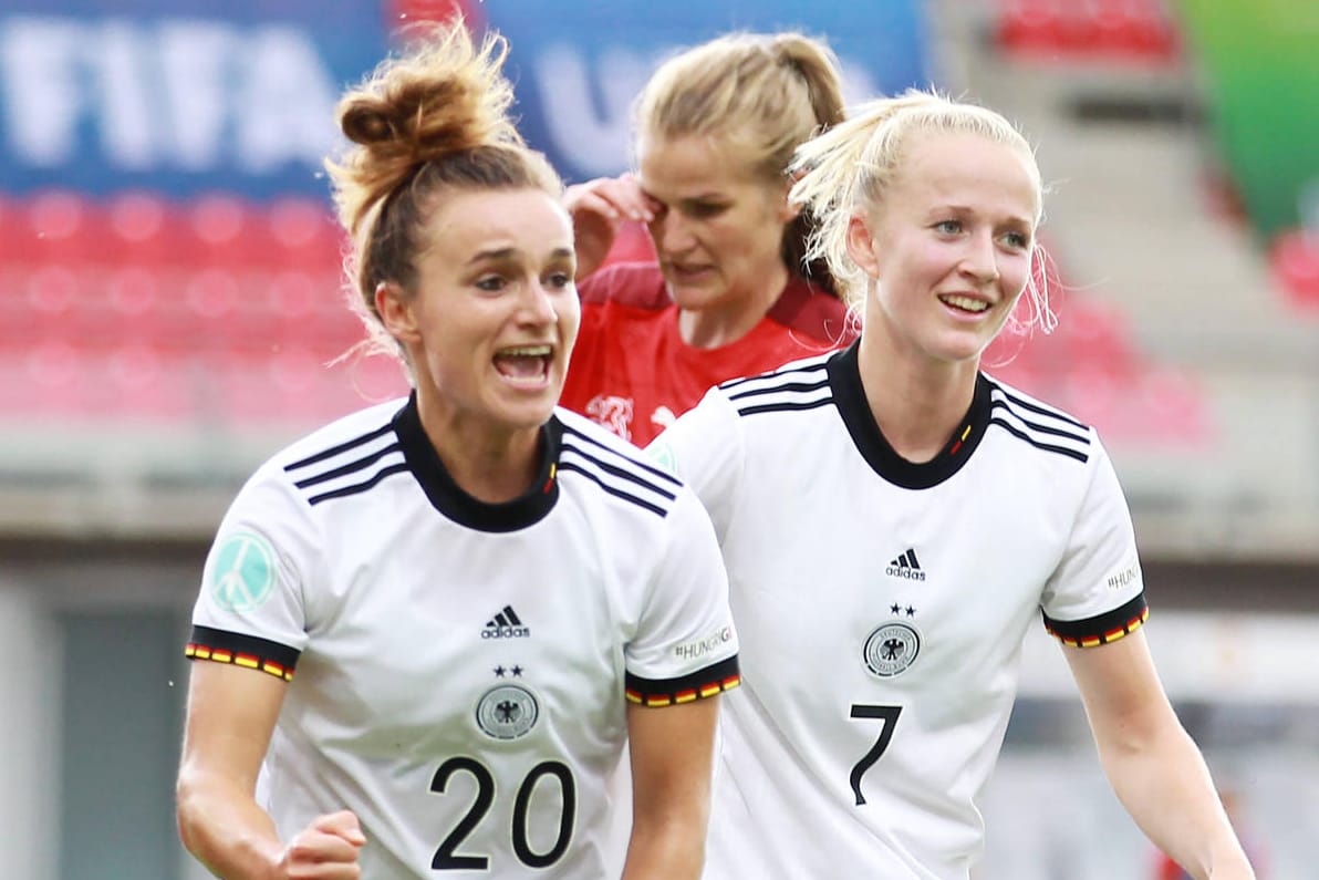 Jubel bei Lina Magull (l.): Die DFB-Frauen haben am Freitag den letzten Test vor der EM absolviert.