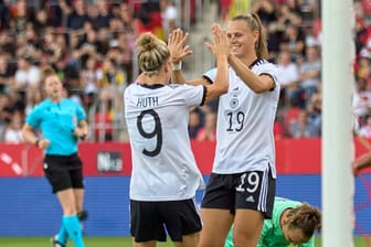 Pure Freude: Svenja Huth (l.) beglückwünscht Klara Bühl zu ihrem ersten Tor gegen die Schweiz.