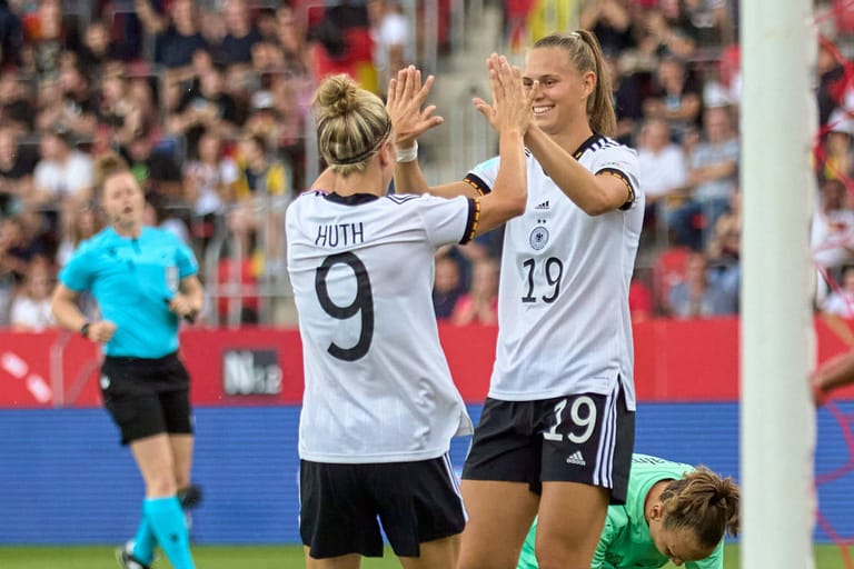 Pure Freude: Svenja Huth (l.) beglückwünscht Klara Bühl zu ihrem ersten Tor gegen die Schweiz.