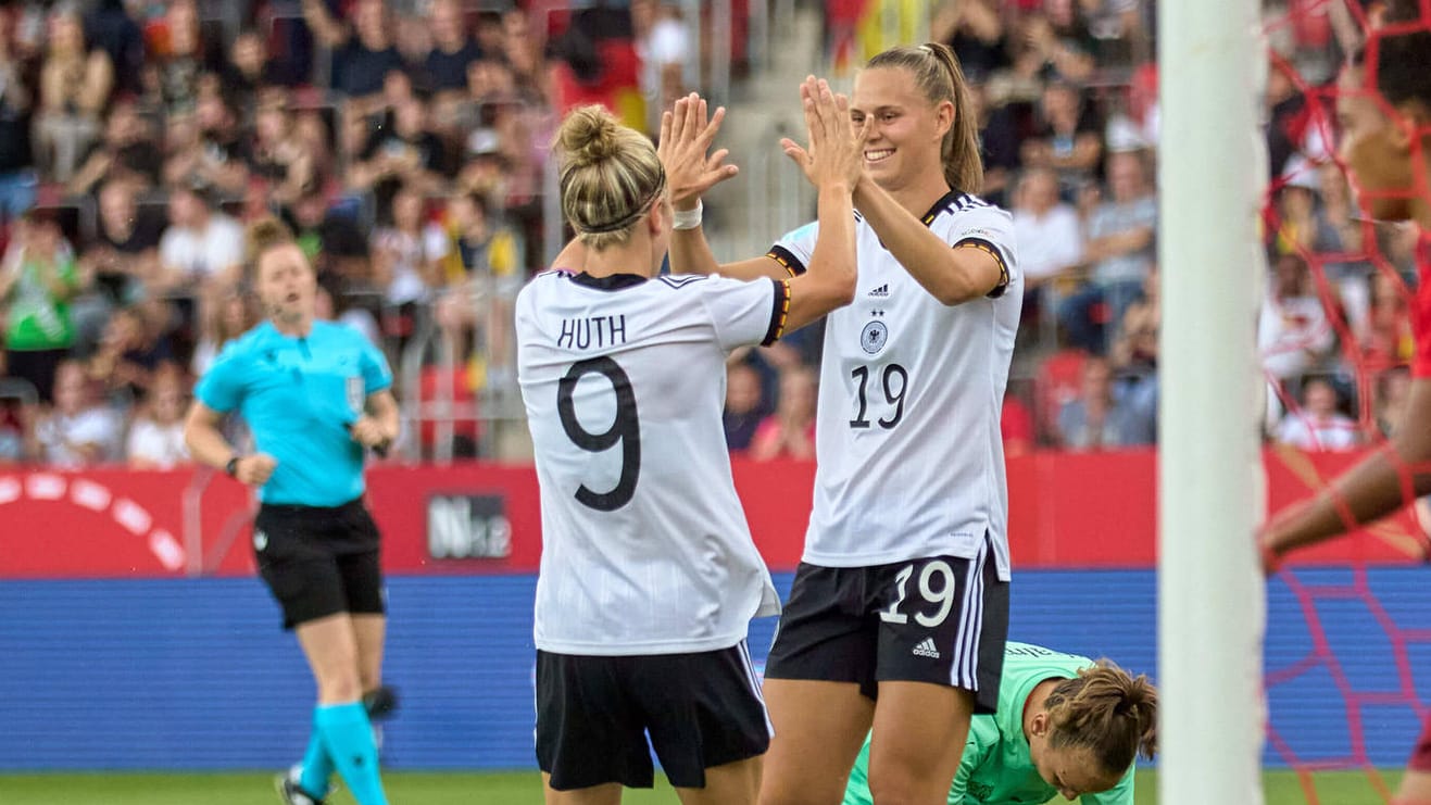 Pure Freude: Svenja Huth (l.) beglückwünscht Klara Bühl zu ihrem ersten Tor gegen die Schweiz.