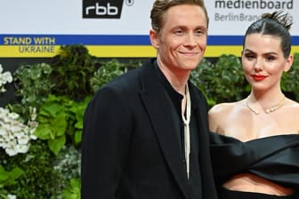 Deutscher Filmpreis 2022: Matthias Schweighöfer und seine Freundin Ruby O. Fee genießen das Blitzlichtgewitter auf dem roten Teppich.