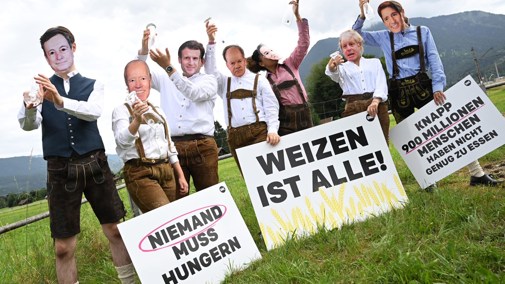 Demonstranten persiflieren die Chefs der G7-Staaten.