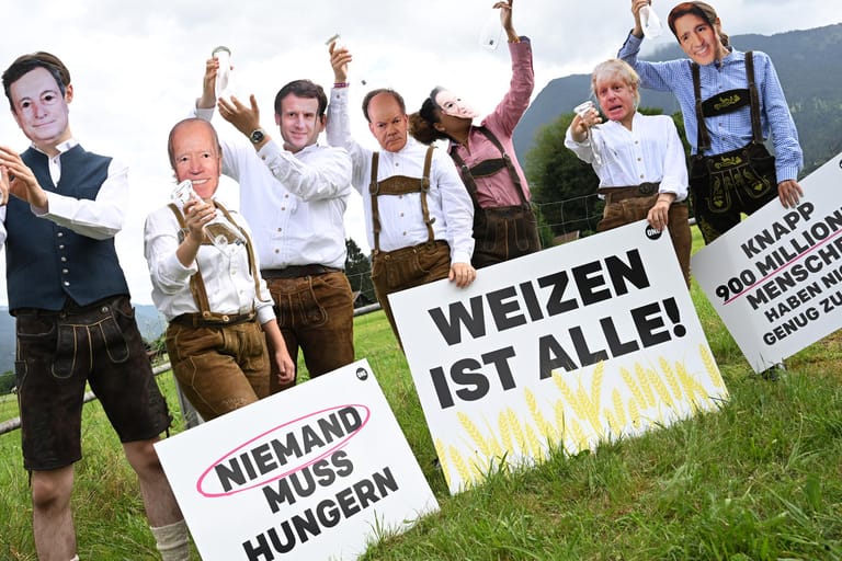 Demonstranten persiflieren die Chefs der G7-Staaten.