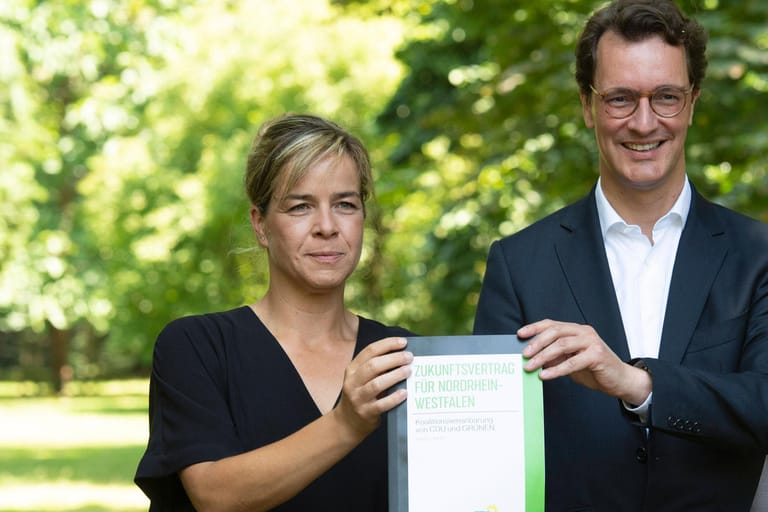 Mona Neubaur (l) und Hendrik Wüst (r): NRW bekommt ein Superministerium.
