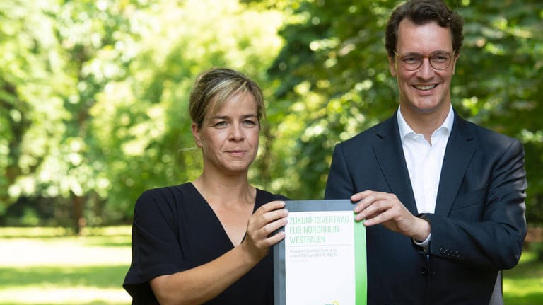 Mona Neubaur (l) und Hendrik Wüst (r): NRW bekommt ein Superministerium.