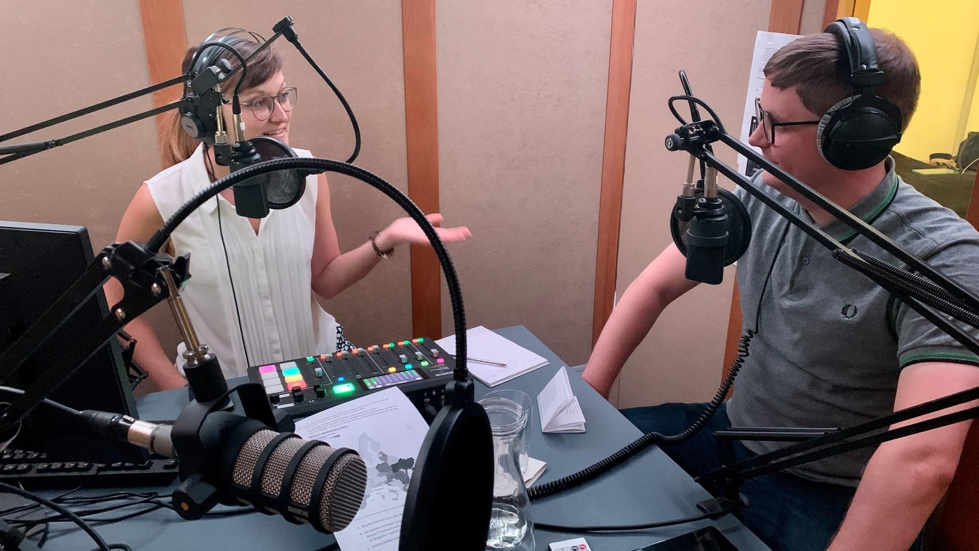 Lisa Fritsch und David Schafbuch im Tonstudio von t-online.