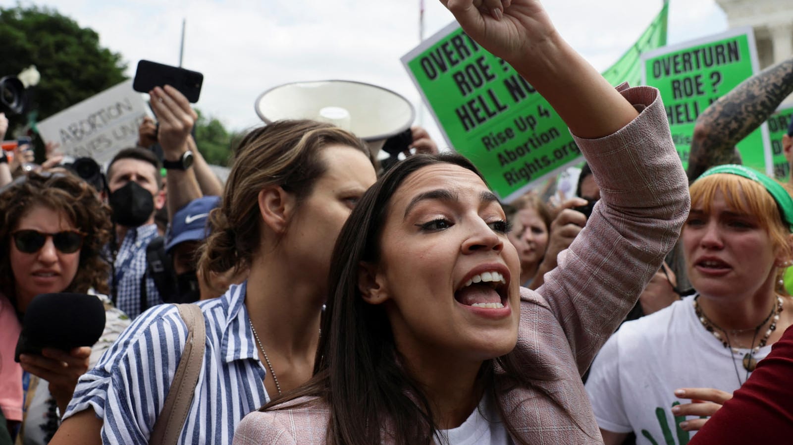 Demokratin Alexandria Ocasio-Cortez: Vor dem Supreme Court versammelten sich Demonstranten aus beiden Lagern – für und gegen die umstrittene Entscheidung.