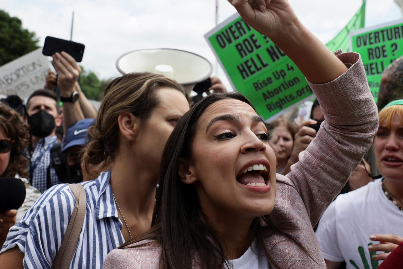 Demokratin Alexandria Ocasio-Cortez: Vor dem Supreme Court versammelten sich Demonstranten aus beiden Lagern – für und gegen die umstrittene Entscheidung.