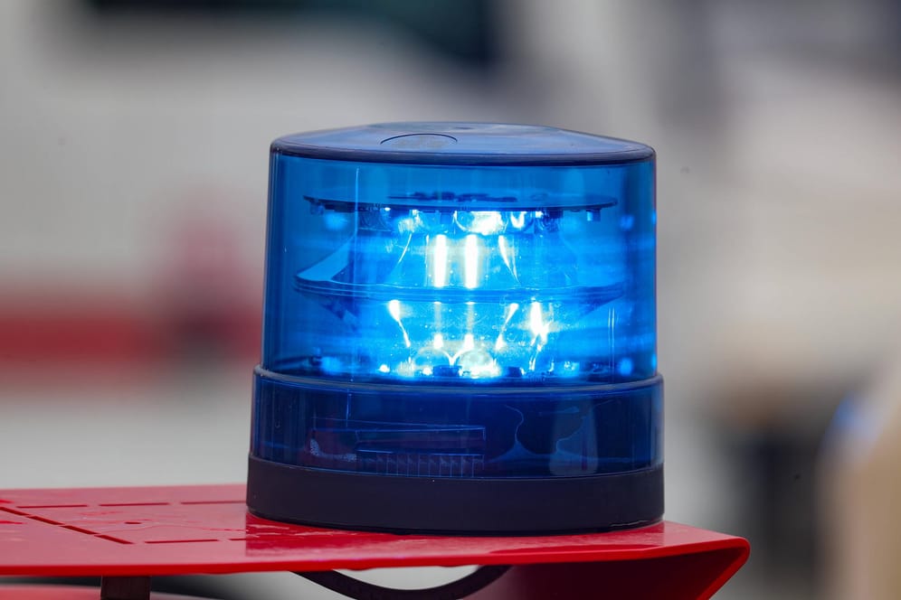 Ein Blaulicht auf einem Einsatzfahrzeug (Symbolbild): In Hanau wurde ein Polizist verletzt, nachdem er einen Mann kontrollierte hatte.