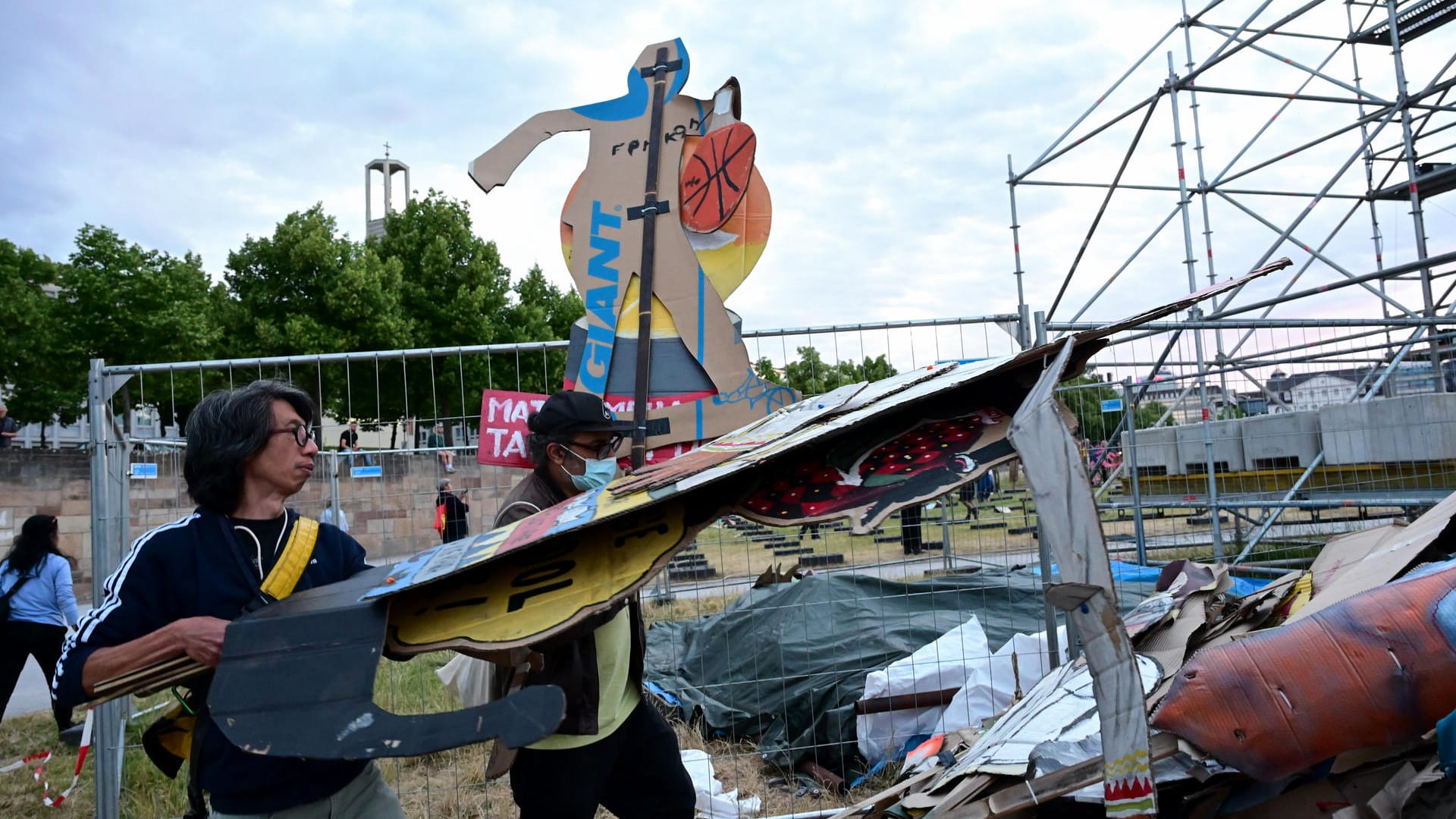 Iswanto Hartono vom Kollektiv Ruangrupa trägt Pappfiguren (Archivbild): Die Künstler des Banners auf der document haben sich jetzt entschuldigt.