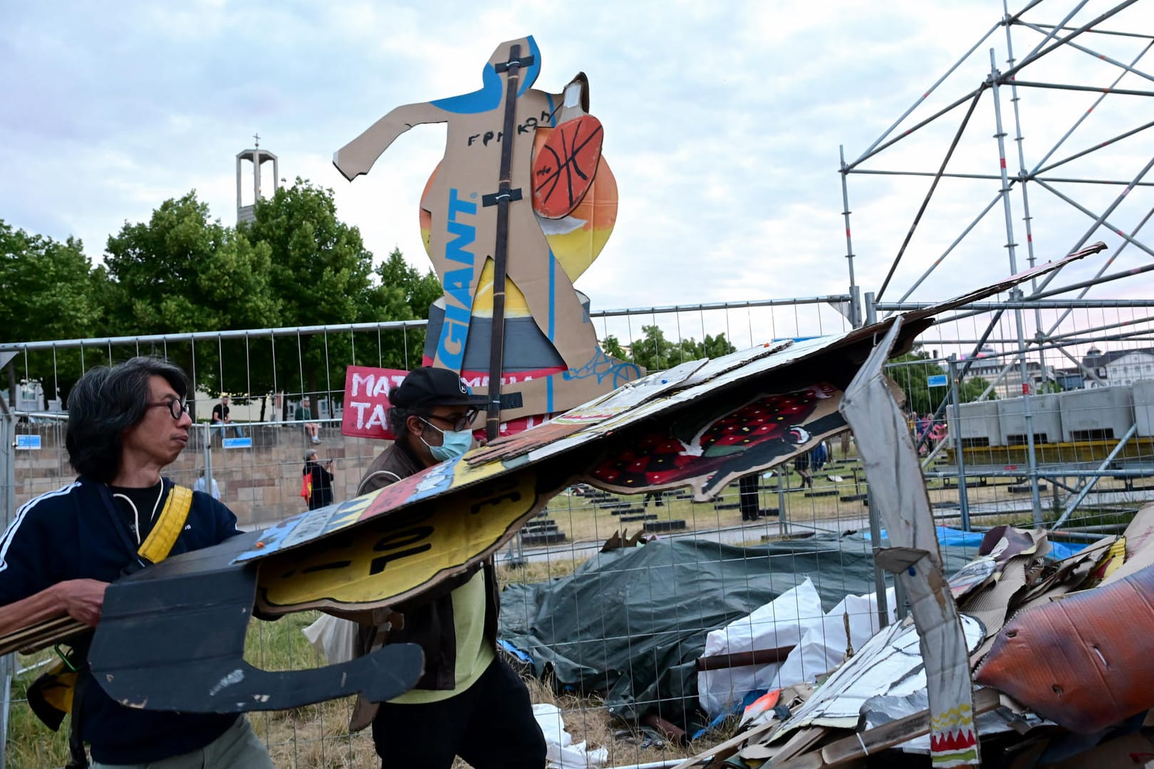 Iswanto Hartono vom Kollektiv Ruangrupa trägt Pappfiguren (Archivbild): Die Künstler des Banners auf der document haben sich jetzt entschuldigt.