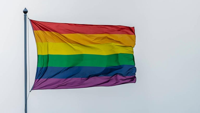 Eine Regenbogenflagge weht in Oslo (Symbolbild): Vor einem Gay-Club sind zwei Menschen erschossen worden.