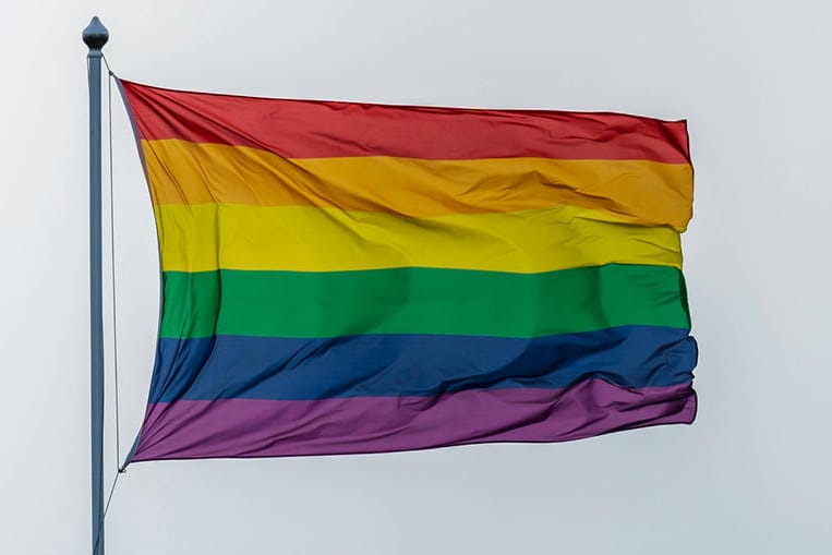 Eine Regenbogenflagge weht in Oslo (Symbolbild): Vor einem Gay-Club sind zwei Menschen erschossen worden.