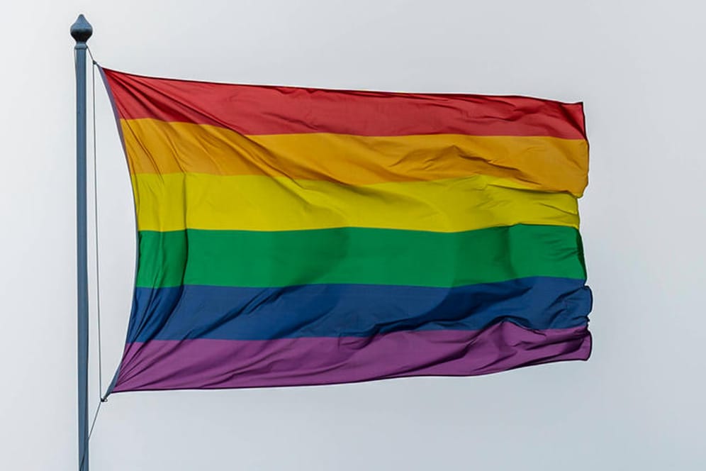 Eine Regenbogenflagge weht in Oslo (Symbolbild): Vor einem Gay-Club sind zwei Menschen erschossen worden.
