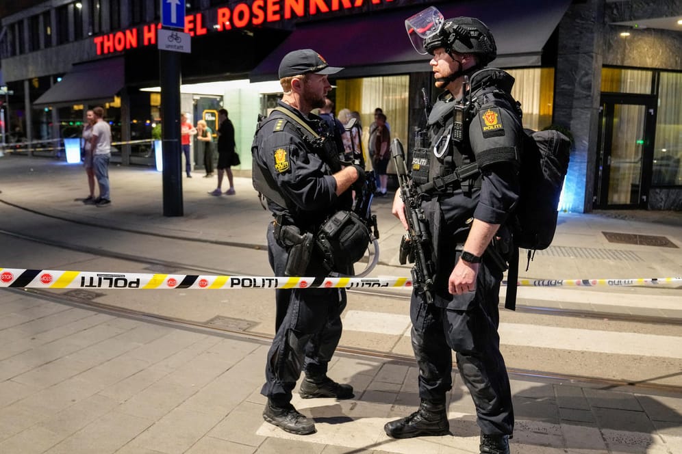 Poizisten sperren die Umgebung des Tatortes in Oslo ab: Zwei Menschen kamen bei einer Schießerei ums Leben.