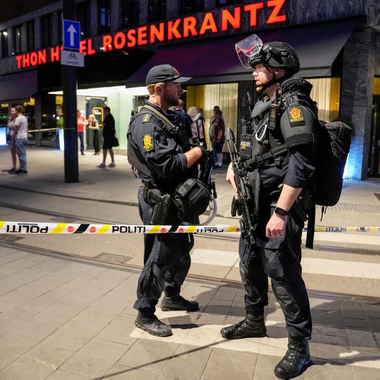 Poizisten sperren die Umgebung des Tatortes in Oslo ab: Zwei Menschen kamen bei einer Schießerei ums Leben.