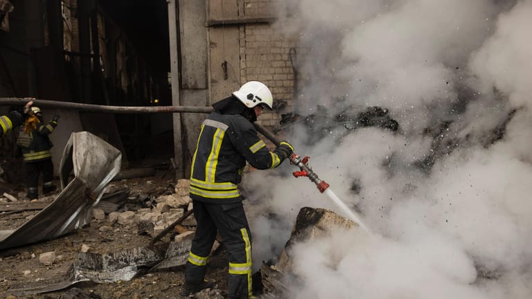 Ein Feuerwehrmann löscht einen Brand nach einem Angriff in Charkiw (Archivbild): Aus der Stadt wurden am Samstag Explosionen gemeldet.