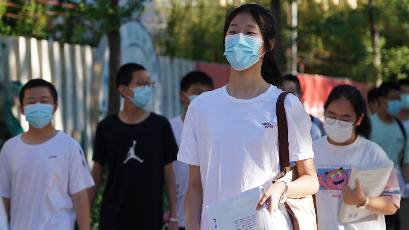 Schüler der Oberschule in Peking: Am Montag sollen Grund- und Mittelschulen in der Stadt wieder öffnen.