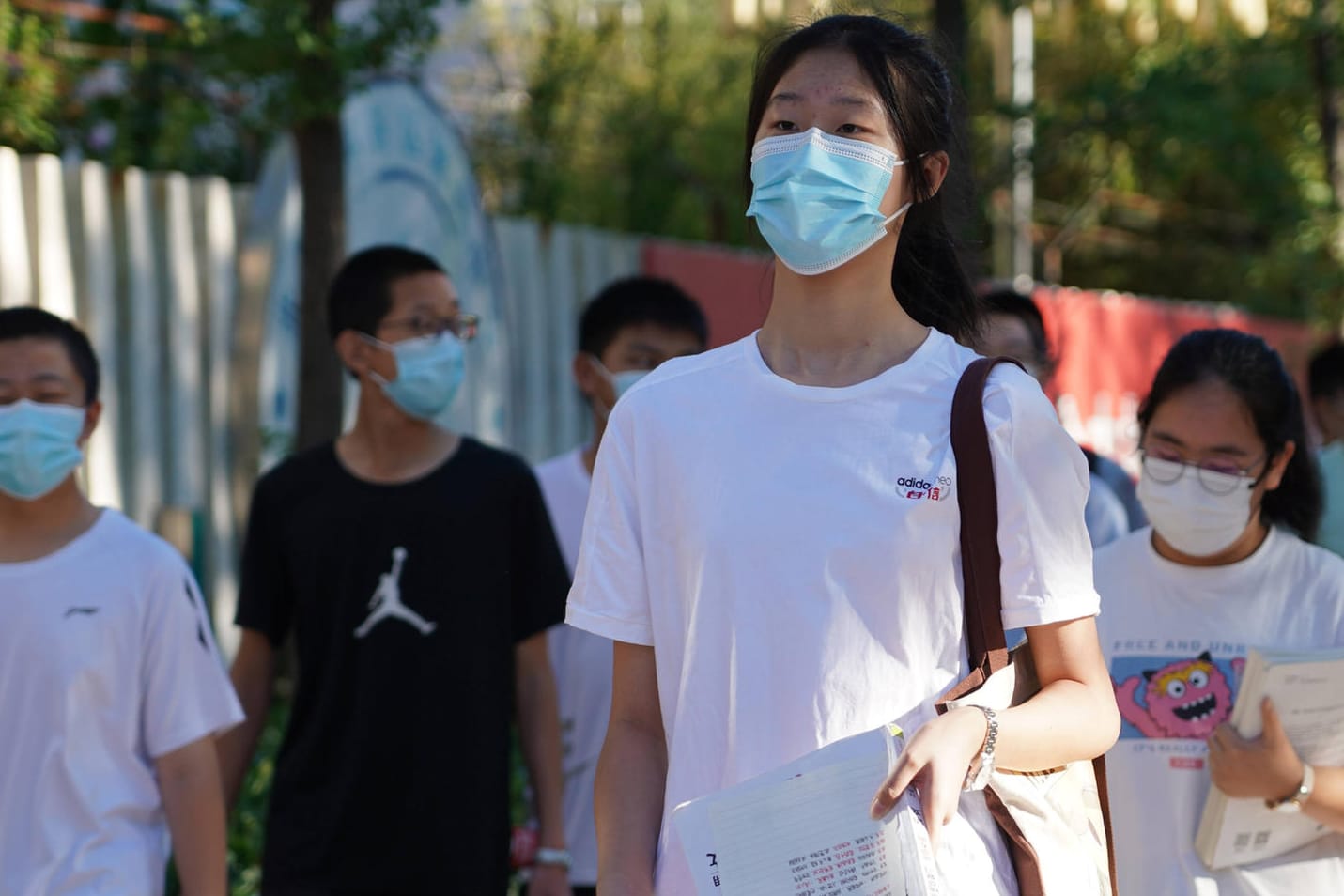 Schüler der Oberschule in Peking: Am Montag sollen Grund- und Mittelschulen in der Stadt wieder öffnen.