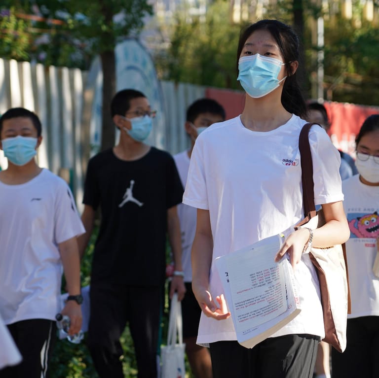 Schüler der Oberschule in Peking: Am Montag sollen Grund- und Mittelschulen in der Stadt wieder öffnen.