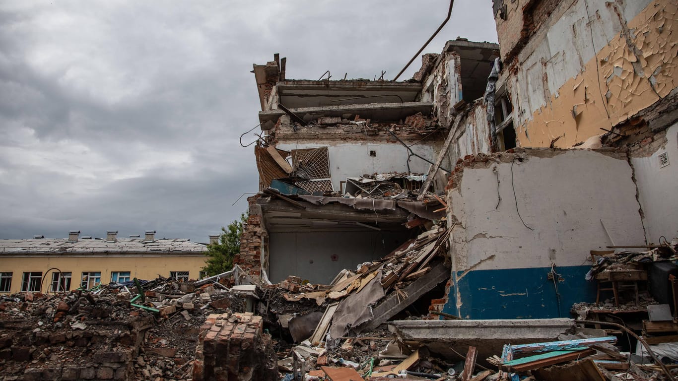 Zerstörte Häuser in Tschernihiw: Der ukrainische Ort soll mit Raketen aus Belarus angegriffen worden sein.