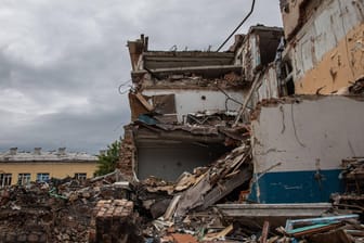 Zerstörte Häuser in Tschernihiw: Der ukrainische Ort soll mit Raketen aus Belarus angegriffen worden sein.