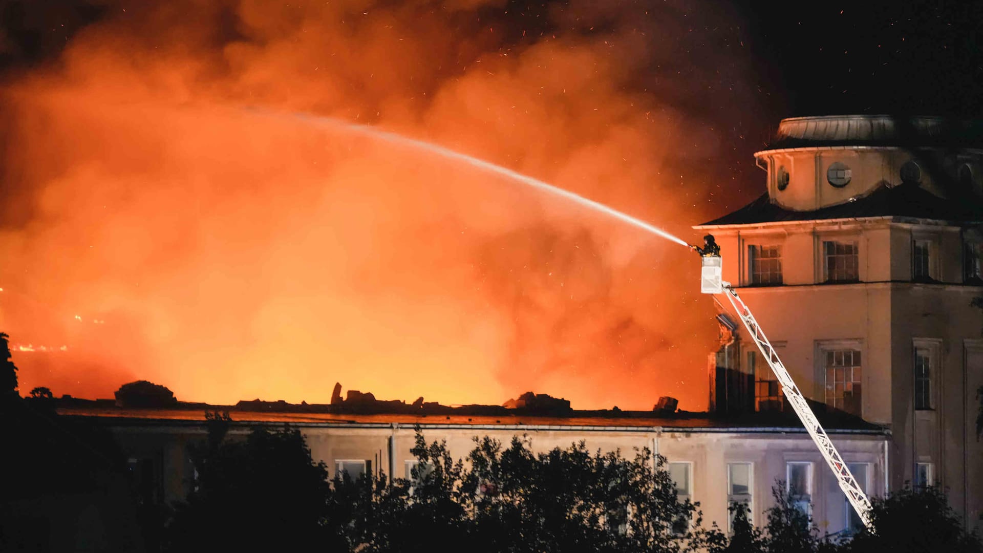 Brand in Dresden: Die Feuerwehr löscht von einer Drehleiter.