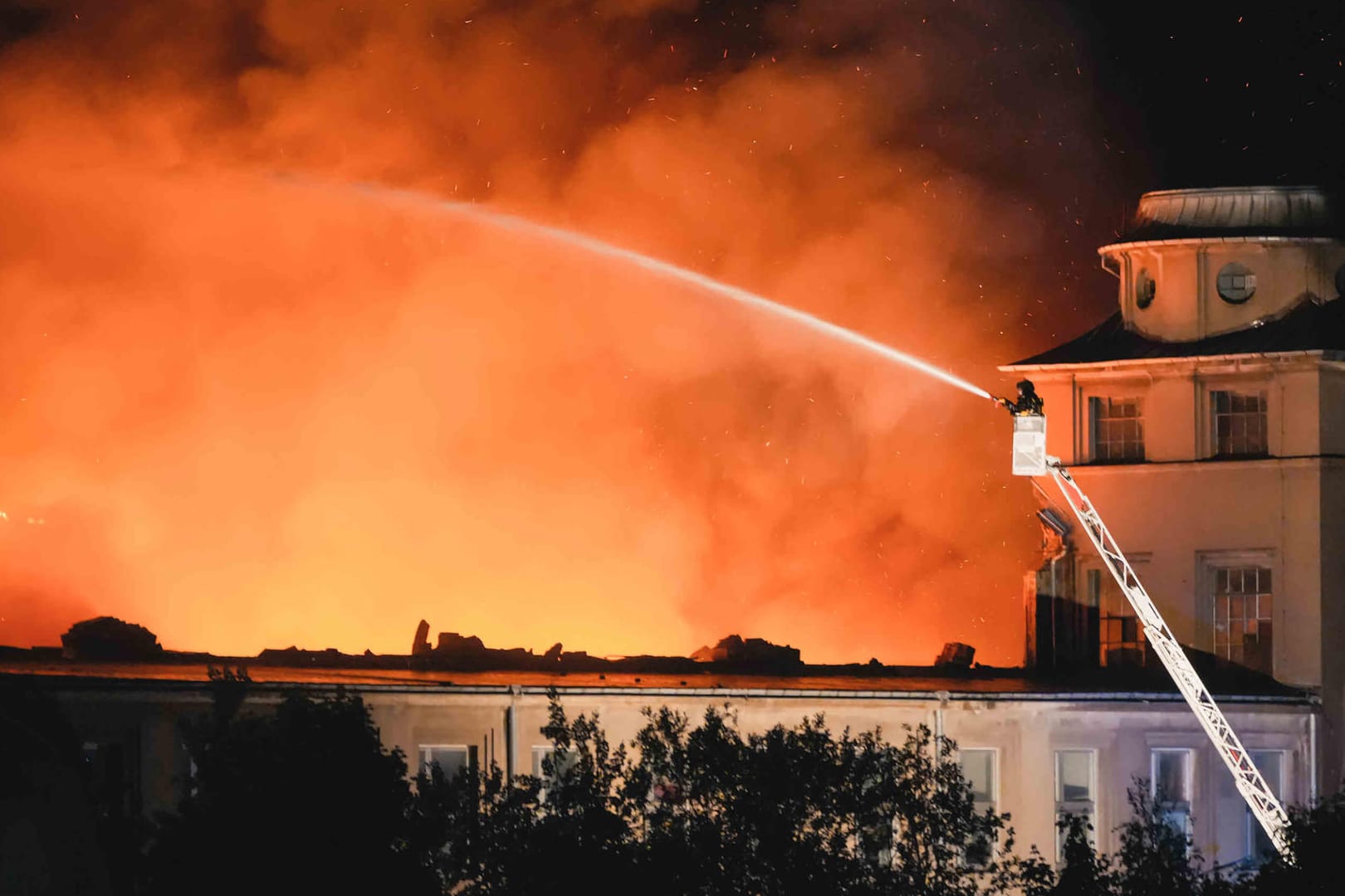 Brand in Dresden: Die Feuerwehr löscht von einer Drehleiter.