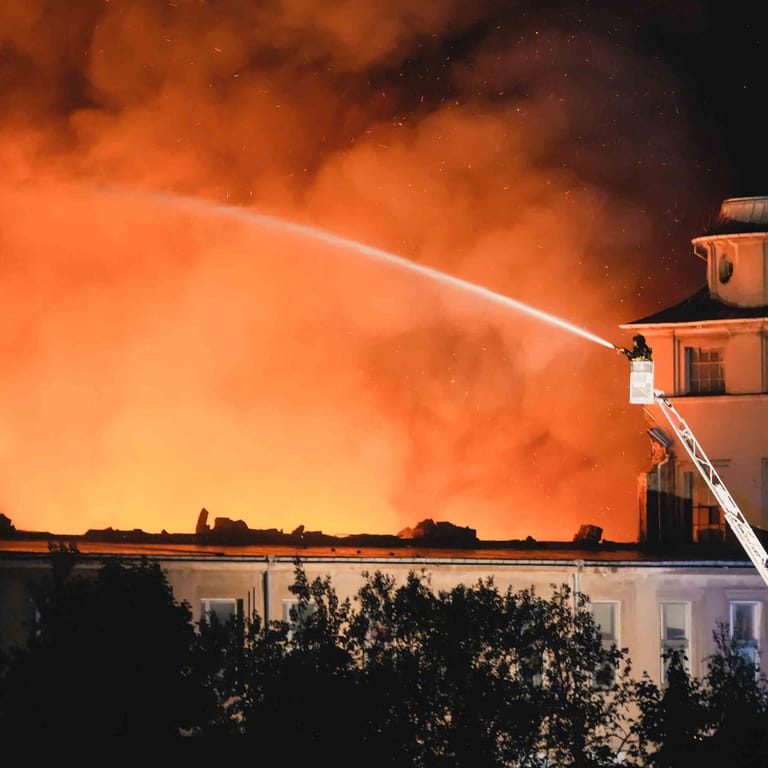 Brand in Dresden: Die Feuerwehr löscht von einer Drehleiter.