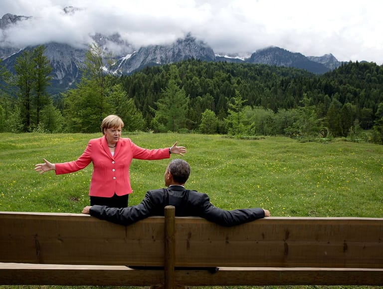 Angela Merkel und Barack Obama beim G7-Gipfel auf Schloss Elmau im Jahr 2015 (Archiv): Das Motiv des vertrauten Gespräches ging um die Welt.