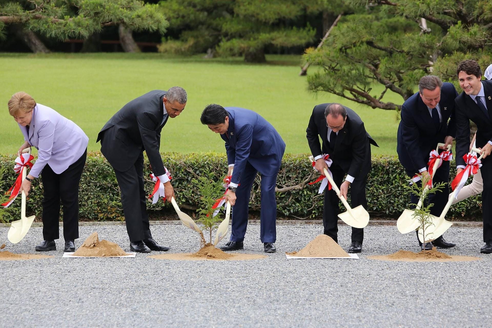Angela Merkel, Barack Obama, Shinzo Abe, François Hollande, David Cameron und Justin Trudeau beim G7-Gipfel in Ise -Shima 2016 (Archiv): Die damaligen Staats- und Regierungschefs schaufelten gemeinsam Erde.