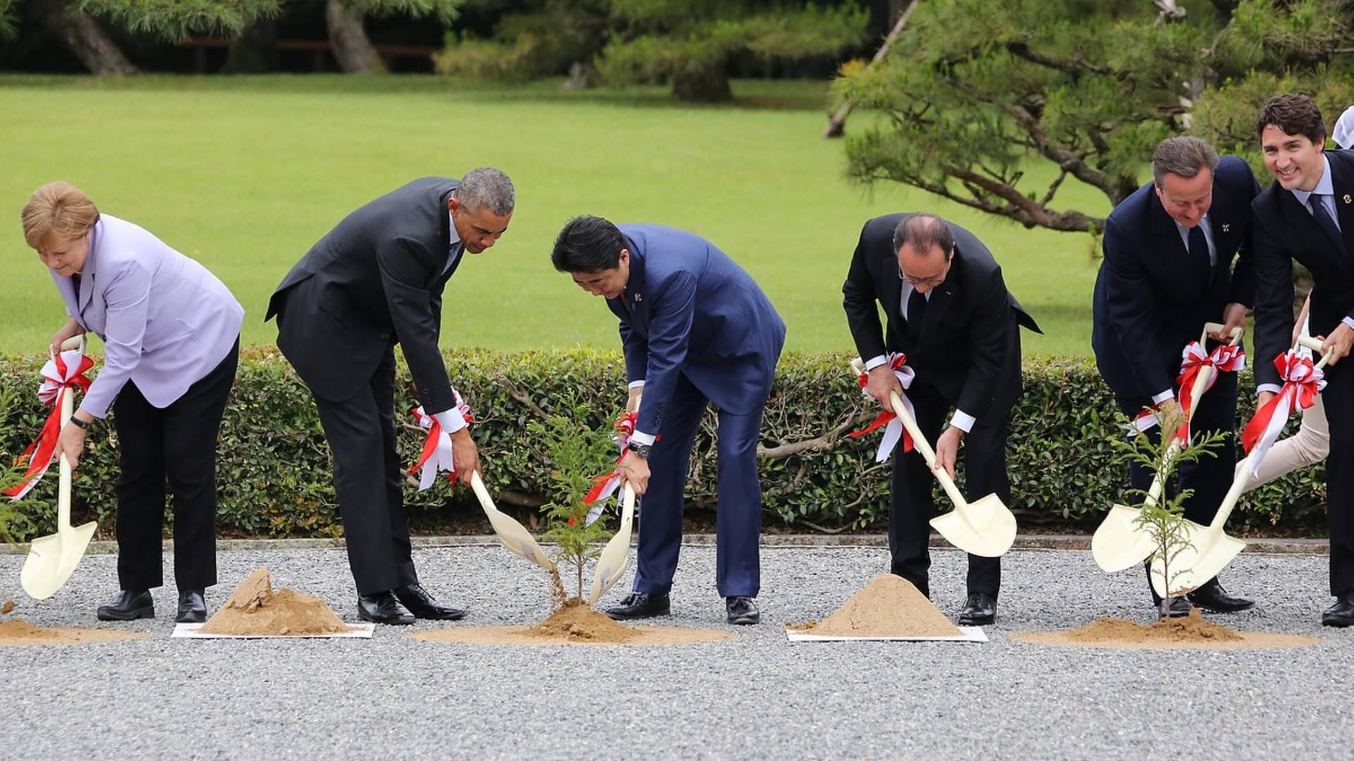 Angela Merkel, Barack Obama, Shinzo Abe, François Hollande, David Cameron und Justin Trudeau beim G7-Gipfel in Ise -Shima 2016 (Archiv): Die damaligen Staats- und Regierungschefs schaufelten gemeinsam Erde.