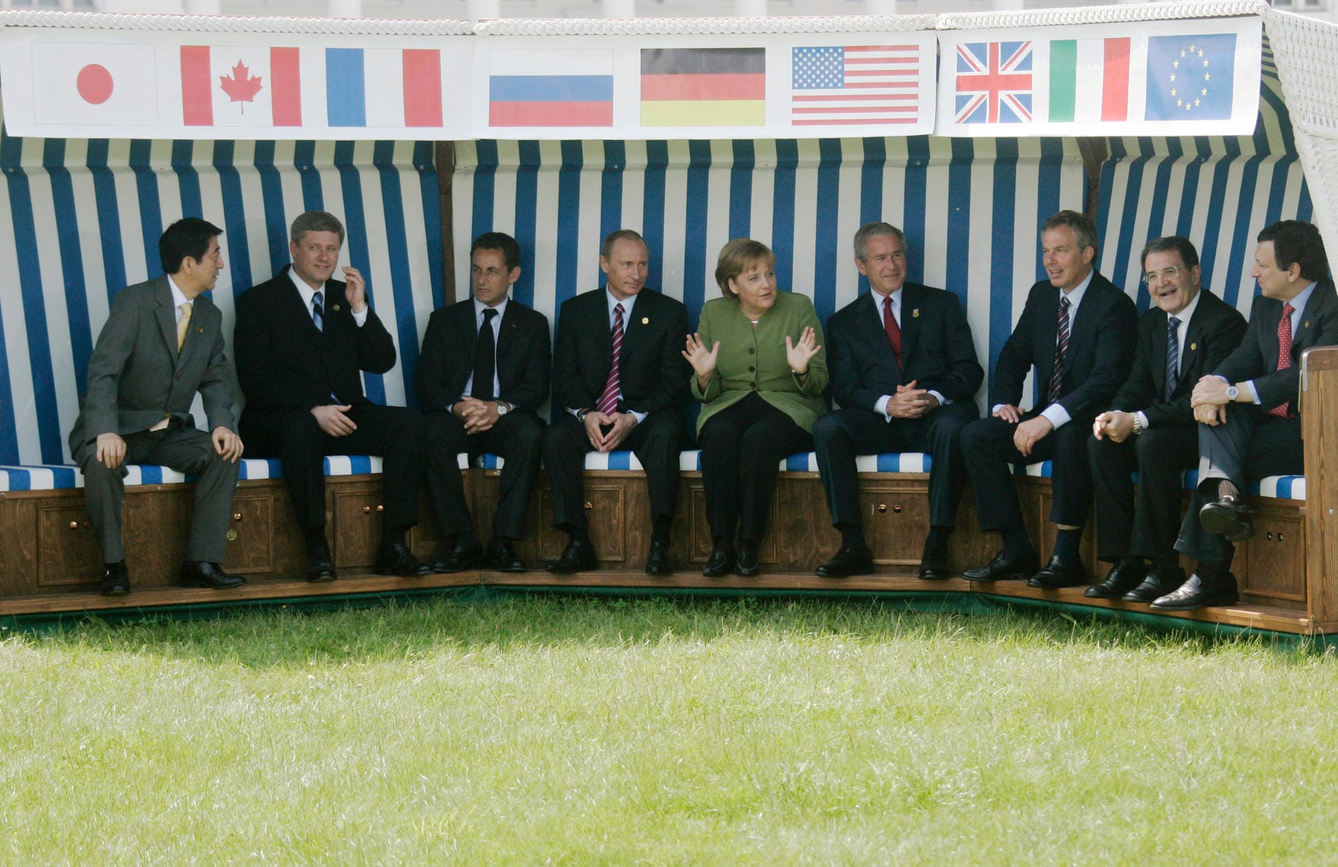 G8-Gipfel im Strandkorb von Heiligendamm 2007: An der Ostseeküste trafen die Staats- und Regierungschefs zusammen – damals noch mit Wladimir Putin. Nach der russischen Annexion der Krim 2014 wurde Russland aus der Runde ausgeschlossen.